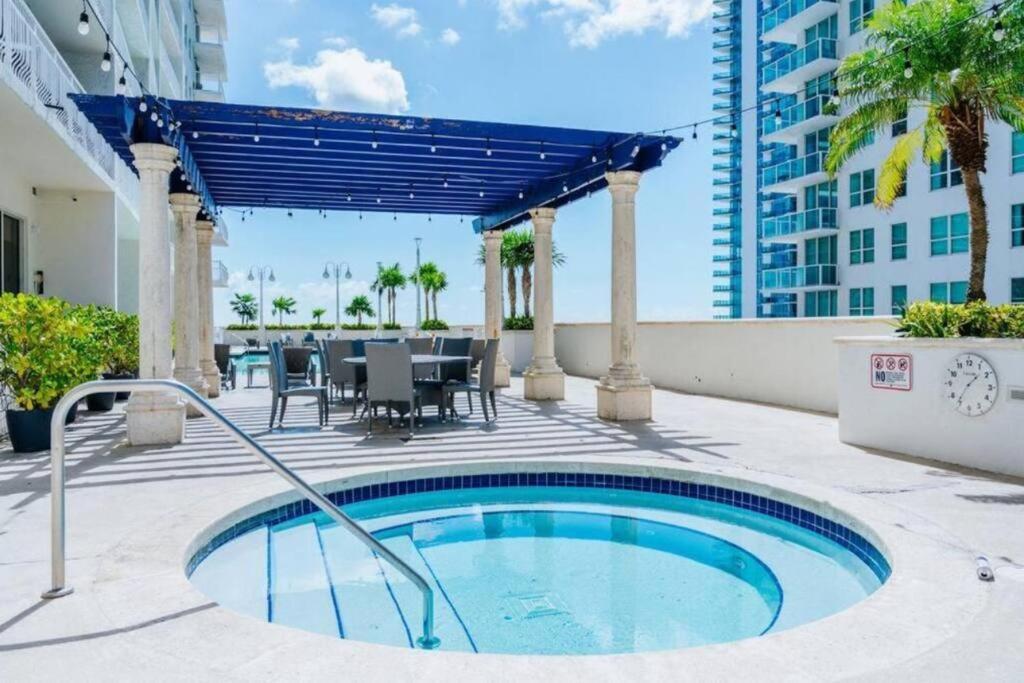 36th-floor Ocean View Brickell Apartment *